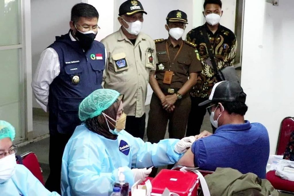 Wakil Bupati Sumedang, Erwan Setiawan meninjau secara langsung pelaksanaan vaksinasi Covid-19 secara masal. (Foto: Humas Pemkab Sumedang)