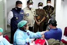 Wakil Bupati Sumedang, Erwan Setiawan meninjau secara langsung pelaksanaan vaksinasi Covid-19 secara masal. (Foto: Humas Pemkab Sumedang)