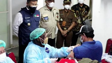 Wakil Bupati Sumedang, Erwan Setiawan meninjau secara langsung pelaksanaan vaksinasi Covid-19 secara masal. (Foto: Humas Pemkab Sumedang)