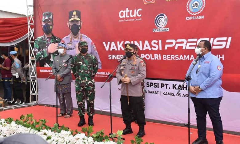 Kapolri Jenderal Listyo Sigit Prabowo dan Panglima TNI Marsekal Hadi Tjahjanto disela peninjauan pelaksanaan vaksinasi massal di PT. Kahatex Kabupaten Sumedang Povinsi Jawa Barat, Kamis (5/8/2021). (Foto: Humas Pemkab Sumedang)
