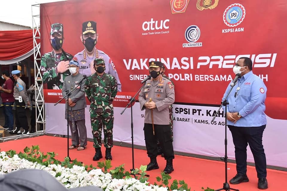 Kapolri Jenderal Listyo Sigit Prabowo dan Panglima TNI Marsekal Hadi Tjahjanto disela peninjauan pelaksanaan vaksinasi massal di PT. Kahatex Kabupaten Sumedang Povinsi Jawa Barat, Kamis (5/8/2021). (Foto: Humas Pemkab Sumedang)