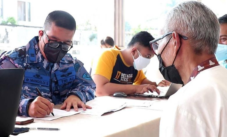 Pelaksanaan vaksinasi massal kerjasama Pemkab Sumedang dengan Lanud Suryadarma Kalijati Subang dan APPS, Senin (16/8/2021). (Foto: Humas Pemkab Sumedang)