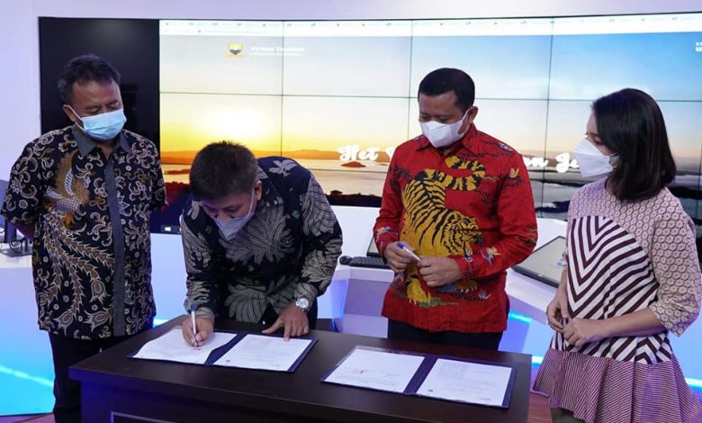 Penandatanganan MoU antara Bupati Sumedang dan Ketua Yayasan SDM di Ruang Command Lantai III Sekretariat Daerah Kabupaten Sumedang, Rabu (11/8/2021). (Foto: Humas Pemkab Sumedang)