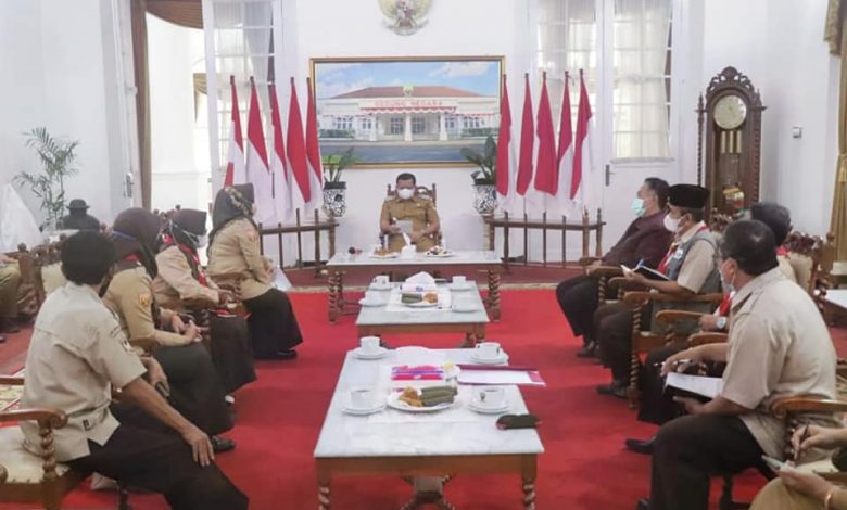 Kepala Cabang Dinas Wilayah VIII Dinas Pendidikan Provinsi Jabar dan jajarannya ketika beraudiensi dengan Bupati Sumedang, Senin (16/8/2021). (Foto: Humas Pemkab Sumedang)