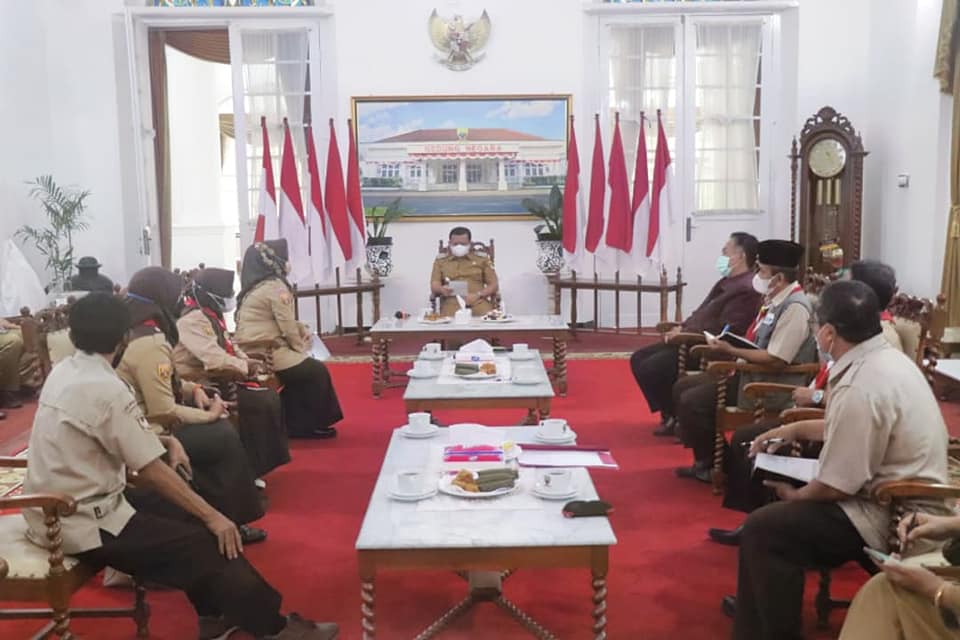 Kepala Cabang Dinas Wilayah VIII Dinas Pendidikan Provinsi Jabar dan jajarannya ketika beraudiensi dengan Bupati Sumedang, Senin (16/8/2021). (Foto: Humas Pemkab Sumedang)