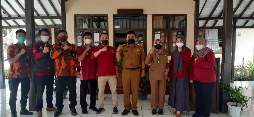Pemerintah Kecamatan Darmaraja bersama pendamping PKH dan Ormas PAC Pemuda Pancasila Darmaraja melakukan foto bersama. (Foto: Istimewa)