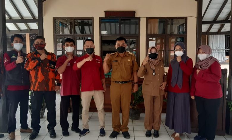 Pemerintah Kecamatan Darmaraja bersama pendamping PKH dan Ormas PAC Pemuda Pancasila Darmaraja melakukan foto bersama. (Foto: Istimewa)