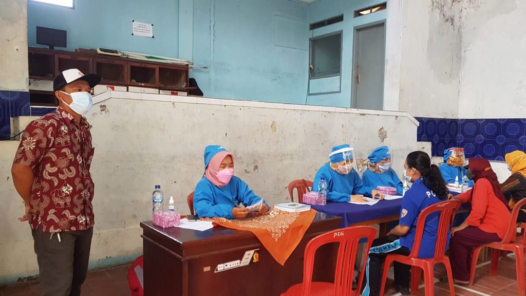 Anggota Komisi IV DPRD Sumedang Deni Agus Setiawan, S.T., disela monitoring vaksin covid-19 di Desa Padanaan Kecamatan Paseh Kabupaten Sumedang, Kamis (5/8/2021). (Foto: IST)