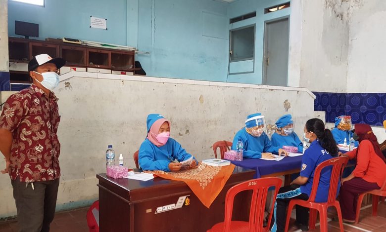 Anggota Komisi IV DPRD Sumedang Deni Agus Setiawan, S.T., disela monitoring vaksin covid-19 di Desa Padanaan Kecamatan Paseh Kabupaten Sumedang, Kamis (5/8/2021). (Foto: IST)