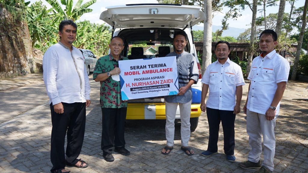 Nurhasan Zaidi saat serah terima mobil ambulan ke kader DPD PKS Sumedang