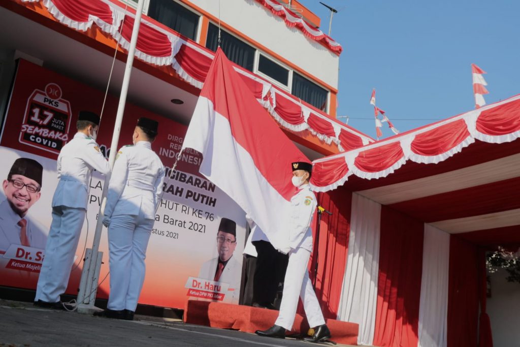 Prosesi upacara bendera di halaman kantor DPTW PKS Jawa Barat