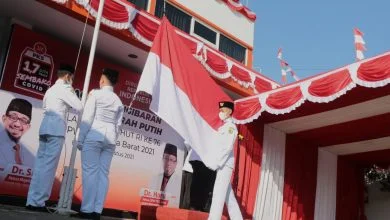 Prosesi upacara bendera di halaman kantor DPTW PKS Jawa Barat