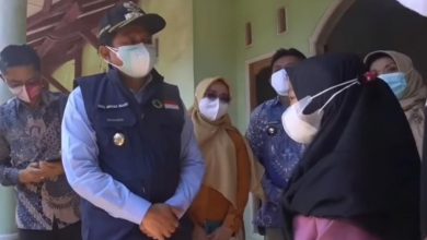 Bupati Sumedang dan rombongan mengunjungi salahsatu anak yatim piatu, Jumat (6/8/2021). (Foto: IST)