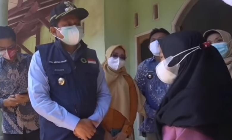 Bupati Sumedang dan rombongan mengunjungi salahsatu anak yatim piatu, Jumat (6/8/2021). (Foto: IST)