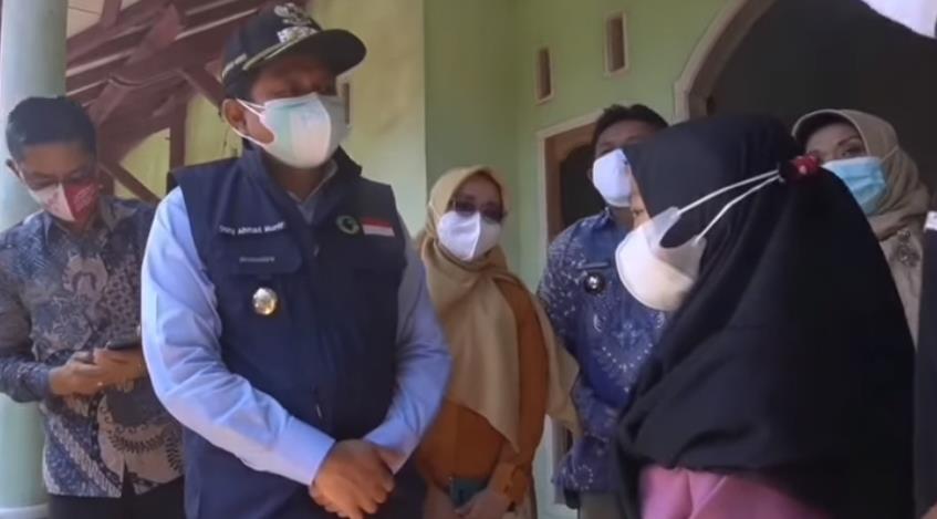 Bupati Sumedang dan rombongan mengunjungi salahsatu anak yatim piatu, Jumat (6/8/2021). (Foto: IST)