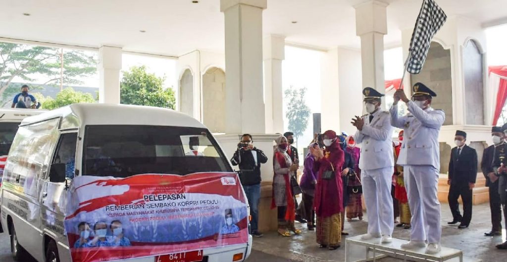 Pelepasan penyaluran bantuan paket sembako dari Korpri Sumedang dilakukan secara simbolis oleh bupati dan jajarannya. (Foto: Humas Pemkab Sumedang)