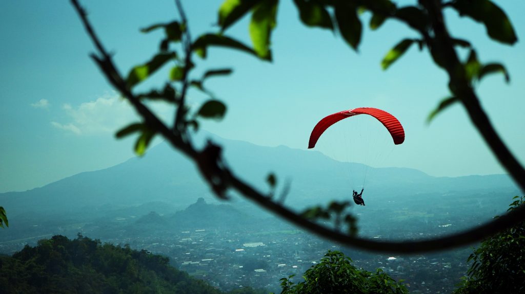 Peserta Lomba Paragliding Trip of Indonesia 2021 di Kampung Toga beberapa saat setelah take off