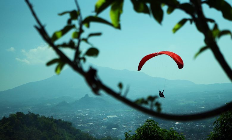 Peserta Lomba Paragliding Trip of Indonesia 2021 di Kampung Toga beberapa saat setelah take off