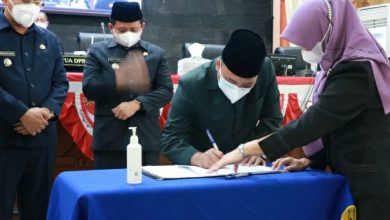 KETUA DPRD Irwansyah Putra bersama Bupati Dony menandatangani pengesahan Perda KPJ, Rabu.