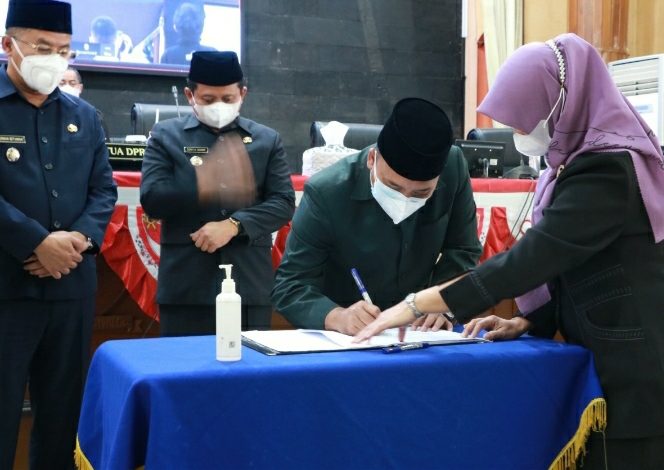 KETUA DPRD Irwansyah Putra bersama Bupati Dony menandatangani pengesahan Perda KPJ, Rabu.