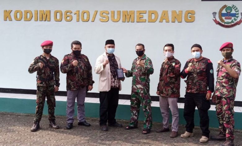 Jalin Sinergi: JAJARAN PDPM dan KOKAM Sumedang foto bersama Serka Suyanto, di Makodim 0610/Smd, Jumat.