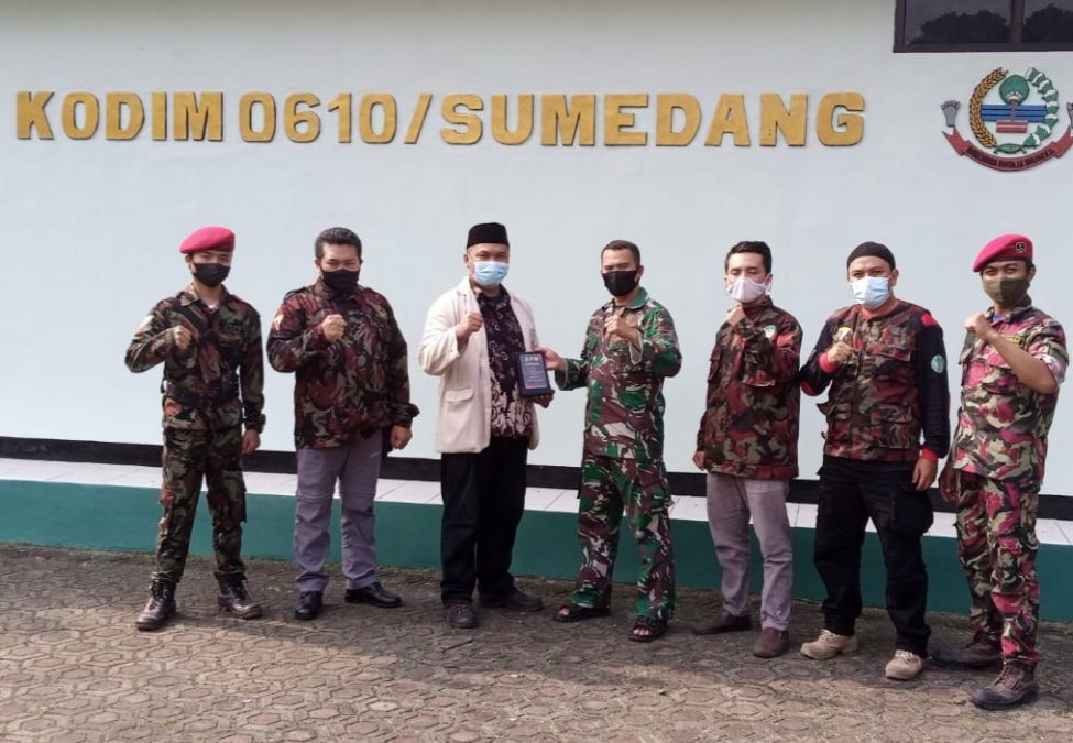 Jalin Sinergi: JAJARAN PDPM dan KOKAM Sumedang foto bersama Serka Suyanto, di Makodim 0610/Smd, Jumat.