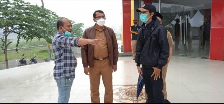 TIM Manajemen UMKM Mang Duyeh, Nanang (kanan) berbincang dengan Wabup Helmi (tengah) saat mengunjungi lokasi Pameran UMKM ICF National Championship, Senin. ist