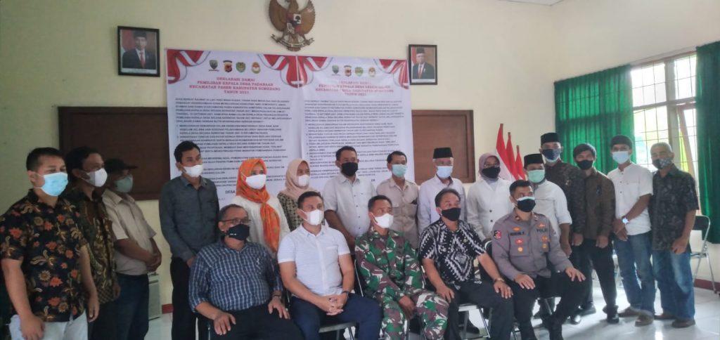 PARA Calkades Legok Kaler dan Padanaan foto bersama setelah Deklarasi Damai Pilkades Serentak 2021, di Aula Kecamatan Paseh, Jumat.