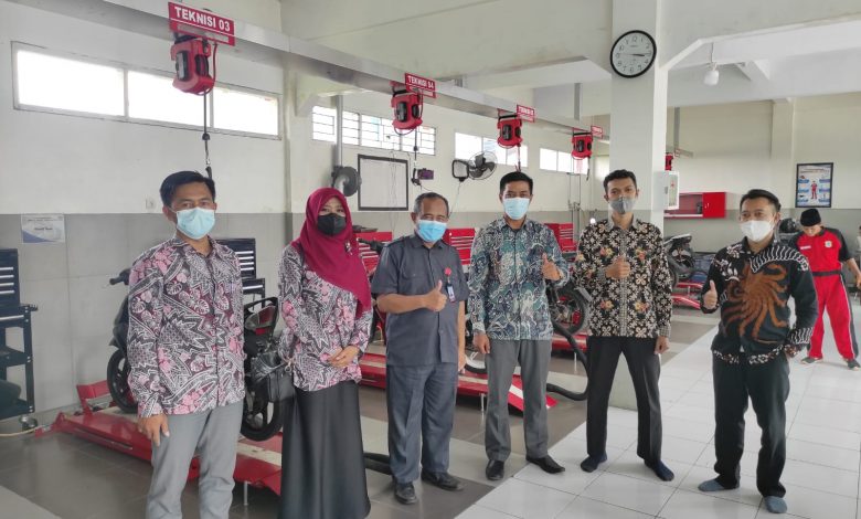 JAJARAN Manajemen SMK Muhammadiyah II Kadungora meninjau Kelas Khusus Yamaha (KKY) di SMK Al Falah Tanjungjaya, Tasikmalaya, belum lama ini. ist