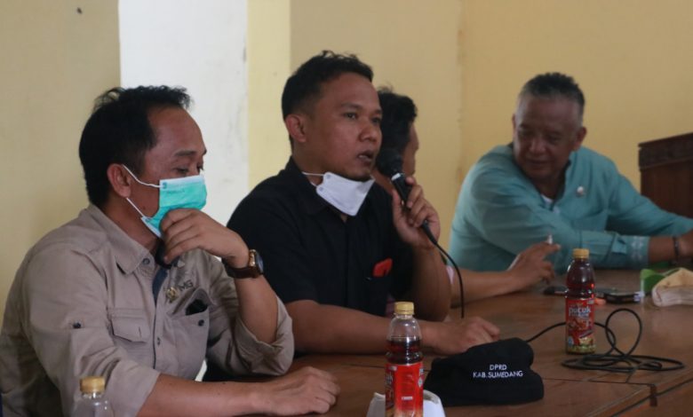 ANGGOTA Fraksi PKS Deni Agus Setiawan (tengah) saat menyambangi masyarakat terdampak pembangunan Tol Cisumdawu, di Desa Sakurjaya. Kamis.