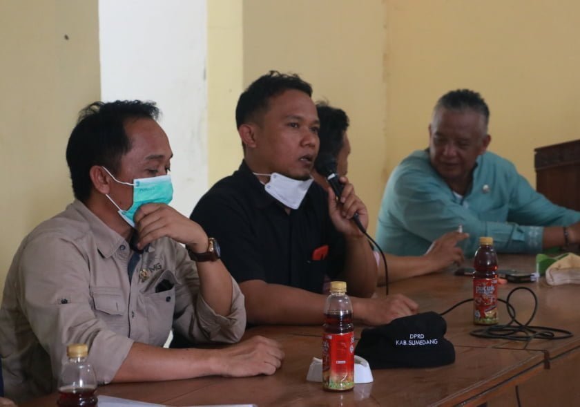 ANGGOTA Fraksi PKS Deni Agus Setiawan (tengah) saat menyambangi masyarakat terdampak pembangunan Tol Cisumdawu, di Desa Sakurjaya. Kamis.