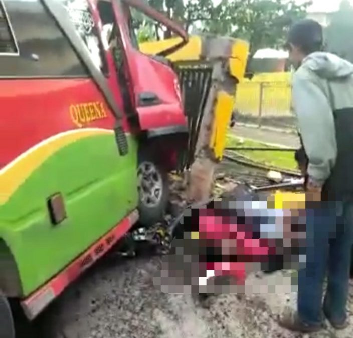 Elf jurusan Bandung-Cirebon pecah ban, oleng hingga menabrak benteng SMK Yadika Tanjungsari, Minggu. Ist