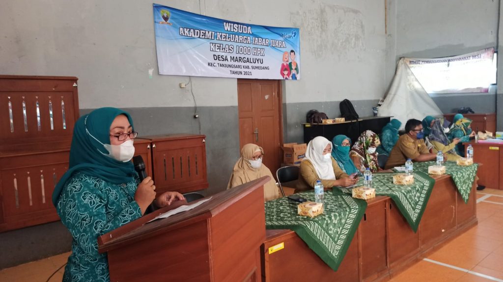 Ketua Panitia AKJJ Desa Margaluyu, Sri Rejeki, saat memberikan sambutan