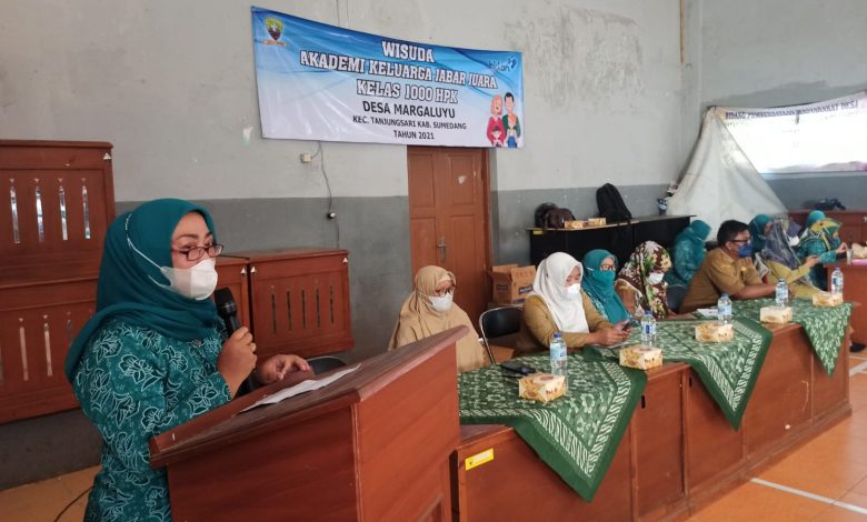 Ketua Panitia AKJJ Desa Margaluyu, Sri Rejeki, saat memberikan sambutan