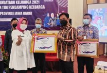 Kabid KS DPPKB Sumedang, Drs. Ova Lathva Fouza, menerima piagam penghargaan pada apresiasi pengelolaan Pendataan Keluarga Tahun 2021 tingkat Provinsi Jawa Barat.