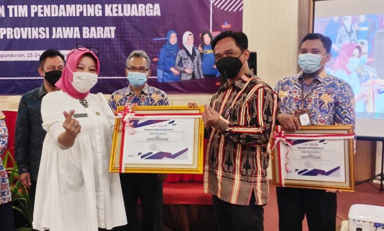 Kabid KS DPPKB Sumedang, Drs. Ova Lathva Fouza, menerima piagam penghargaan pada apresiasi pengelolaan Pendataan Keluarga Tahun 2021 tingkat Provinsi Jawa Barat.