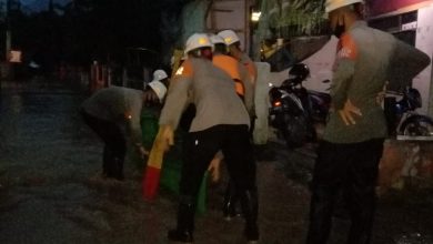 SEJUMLAH petugas menerjunkan perahu untuk menanggulangi bencana banjir di Desa Cikeruh, Sabtu.