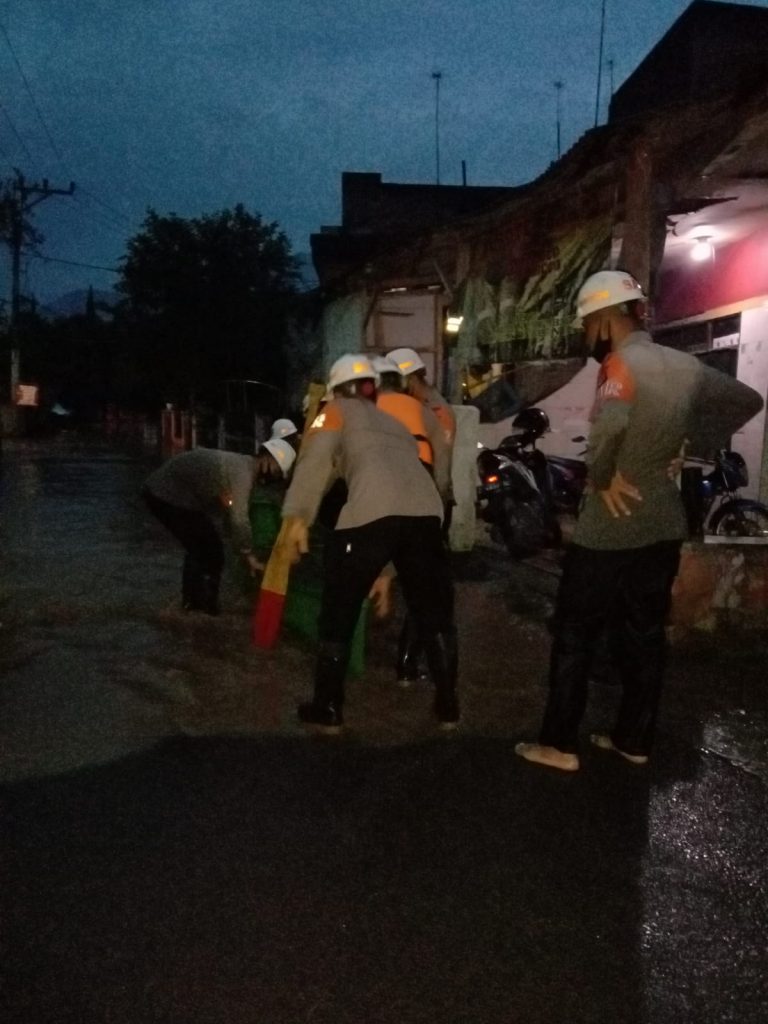 SEJUMLAH petugas menerjunkan perahu untuk menanggulangi bencana banjir di Desa Cikeruh, Sabtu.