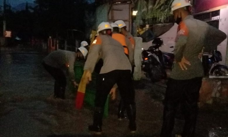 SEJUMLAH petugas menerjunkan perahu untuk menanggulangi bencana banjir di Desa Cikeruh, Sabtu.