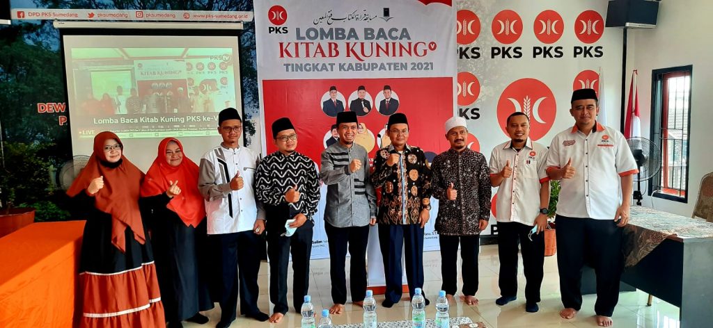 JAJARAN PKS bersama Kemenag Sumedang foto bersama dalam kegiatan Lomba Baca Kitab Kuning, Minggu.