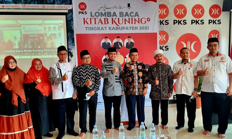 JAJARAN PKS bersama Kemenag Sumedang foto bersama dalam kegiatan Lomba Baca Kitab Kuning, Minggu.