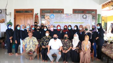 PEMUDA-pemudi Desa Linggajaya foto bersama jajaran Pengelola PKBM Simpay Wargi.