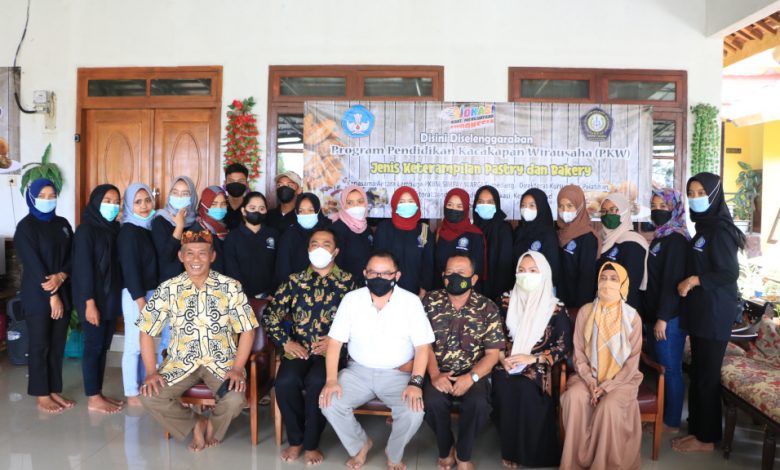 PEMUDA-pemudi Desa Linggajaya foto bersama jajaran Pengelola PKBM Simpay Wargi.