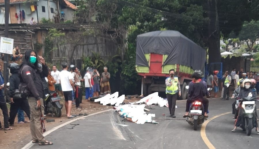 Kondisi lalu lintas pasca terjadinya kecelakaan di belokan Sanur Jatinangor (7/11). (foto:istimewa)