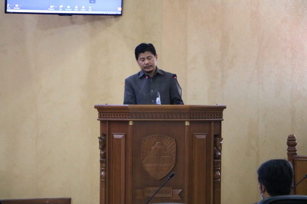 Ketua Bapemperda Sumedang, Rahmat Juliadi saat menyampaikan Nota Pengantar