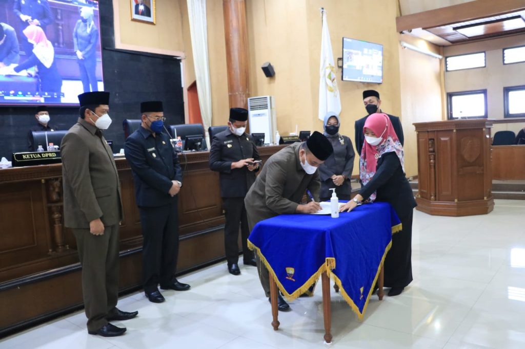 Pimpinan DPRD Sumedang bersama Bupati Sumedang menandatangani pengesahan APBD 2022