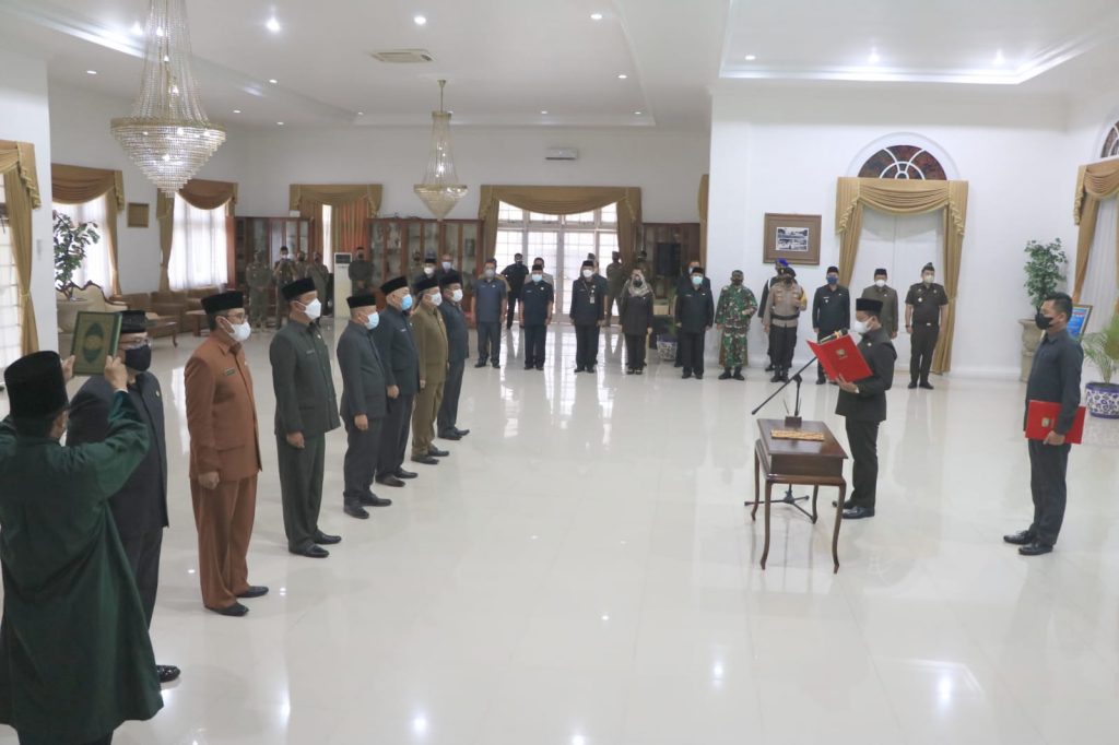 Tujuh Pejabat Tingga Pratama Sumedang saat di ambil sumpahnya oleh Bupati Sumedang