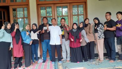 Rahwan Sanusi berfoto bersama penyandang Thalasemia Sumedang