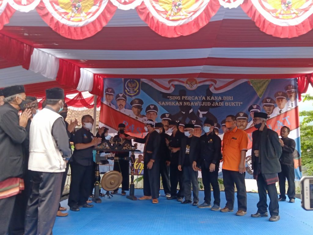 WABUP Garut Helmi Budiman membuka Pasanggiri Pencak Silat ke 9 Kadungora yang ditandai dengan pemukulan gong, Kamis. fn