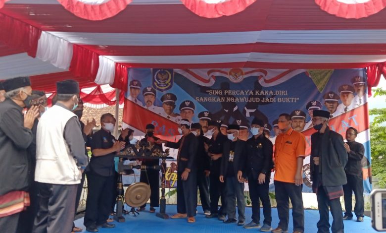 WABUP Garut Helmi Budiman membuka Pasanggiri Pencak Silat ke 9 Kadungora yang ditandai dengan pemukulan gong, Kamis. fn